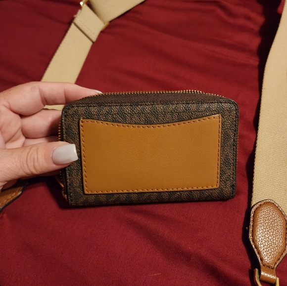 Michael Kors Crossbody with wallet - Picture 5 of 6